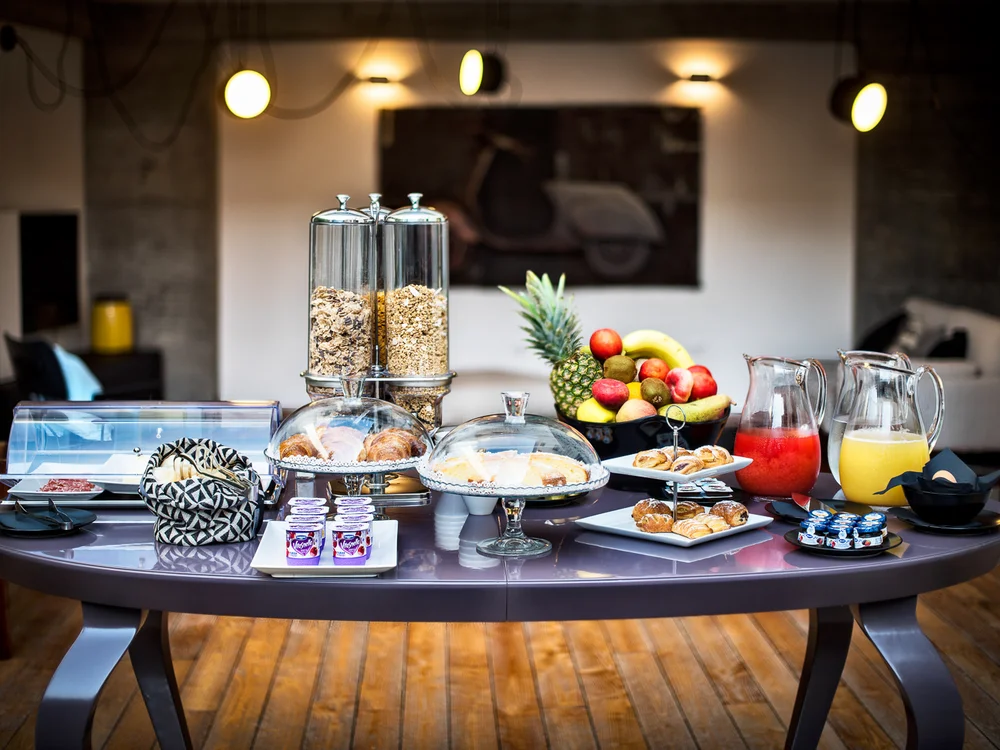 Teku Boutique Hotel a Bari Sardo – l’Ogliastra più autentica Buffet della colazione con cereali, frutta fresca, dolci, yogurt e succhi
