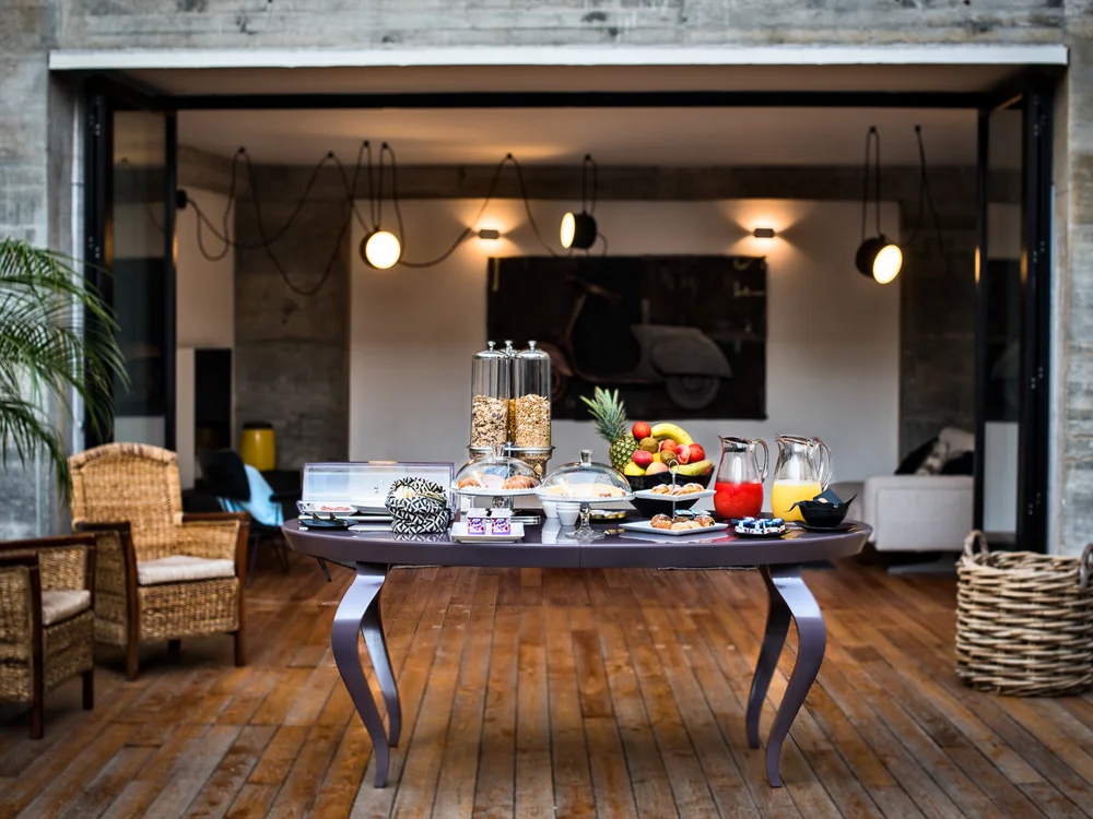 Teku Boutique Hotel a Bari Sardo – l’Ogliastra più autentica Buffet della colazione con frutta, cereali e bevande in una sala accogliente